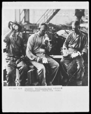 Hafenarbeiter während der Mittagspause im Bremer Hafen