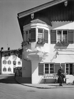 Oberammergau. Gasthaus Zum Stern (1801/1900). Teilansicht mit Eckerker
