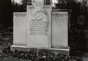 Grabmal für Familie Waldemar Mielke : Grabmal für Familie Waldemar Mielke. Sandstein (ab 1946; W. Hempel). Dresden-Tolkewitz, Johannisfriedhof?