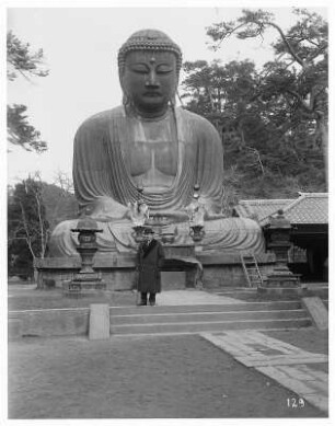 Kamakura. Tourist vor dem Großen Buddha (Daibutsu)