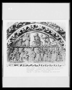 Grabmal Petrus Johannes mit Christus Rex zwischen Engelsfiguren