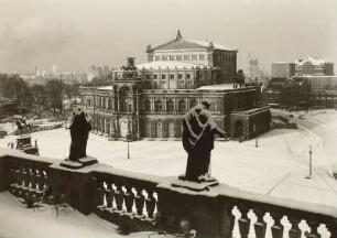 Dresden, Semperoper, Ansicht von der Hofkirche über den Theaterplatz während der Sicherungsarbeiten
