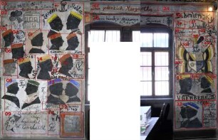 Raum 209 Nordwand Überblick mit einzelnen Objekten