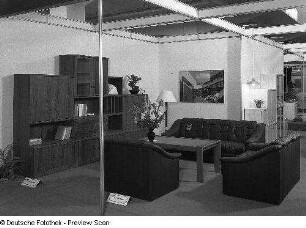 Ausstellungskoje des VEB Möbelkombinat Berlin (MKB) mit Anbauwand "Ikuna" und Sitzgruppe "Milwa"