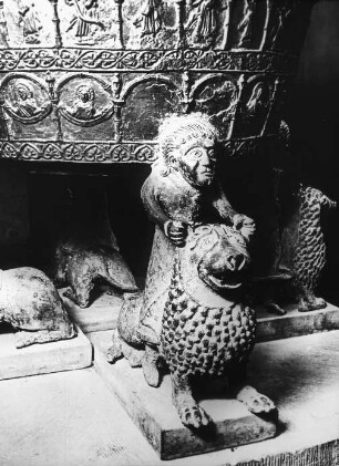 Bremen, St. Petri Dom, Westkrypta, Taufbecken, Detail, niederdeutsch