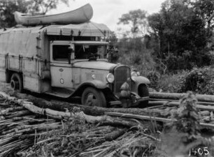 Überfahrt : Ein Lastkraftwagen der Expedition überquert eine Holzbrücke.