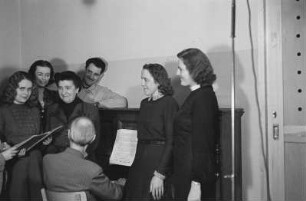 Aufnahmen der Opernsängerin Frida Leider, Leiterin des Gesangsstudios der Staatsoper Berlin, beim Gesangsunterricht mit ihren Schülern : Frida Leider (3. von links) im Kreis ihrer Schüler