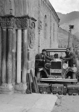 Bernhard von Tieschowitz (links) und Richard Hamann-Mac Lean (?) (rechts) mit einem Auto vor dem Südportal der Kirche in Saint-Aventin