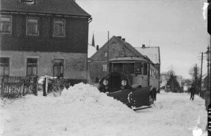 Erzgebirge. Altenberg. Räumfahrzeug beseitigt Schnee von der Straße. Winteraufnahme
