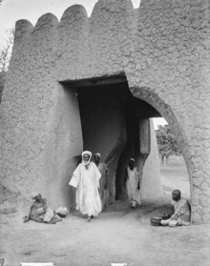 Lehmtor : Straßenszene an einem Lehmtor, vermutlich in Kano.