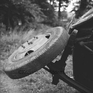 Verkehrsunfall: B 75: Kurve vor Schloss: Cabriolet und Lkw: Detailaufnahme: abgefahrene Reifen bei Lkw