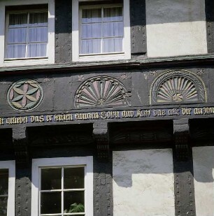Goslar. Füllhölzer mit Fächerrosetten an einem alten Fachwerkhaus