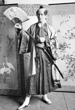 Darsteller im Rollenkostüm für eine japanisierende Theateraufführung, entstanden an der Kunstgewerbeschule Dresden unter Leitung von E. Antonio Donadini. 1886