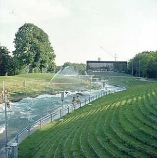 Hansjakob, Gottfried; Augsburg - Spickel, Am Eiskanal 30A; Kanuslalom Olympiastrecke, Freiflächengestaltung - Kanustrecke, Kanute beim Training mit Slalomtoren, Tribünen ohne Zuschauern