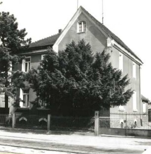 Dresden-Cossebaude, Dresdner Straße 25. Wohnhaus (1892). Straßenansicht mit Einfriedung von Südosten