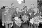 Deutsches Rotes Kreuz (DRK) Ortsverein Reinfeld: Jahresversammlung: Gruppenfoto der Jubilare Heinz Ritscher, Thomas Kock, Else Ritscher, Ingrid Baumgart, Alfred Watral, Rosemarie Watral: im Hintergrund links Schrank mit Uhr: im Hintergrund rechts Wandteppich: im Hintergrund Mitte Topfpflanze, Karte, Wandteller
