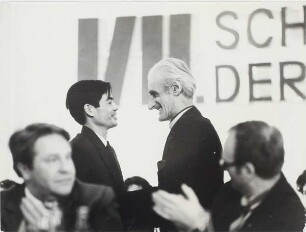 Kurt Stern mit vietnamesischen Deligierten auf dem Schriftstellerkongreß 1973