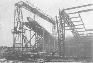 Baustelle Bahnhof Dresden-Neustadt. Stahlhochbauarbeiten durch die Maschinenfabrik Augsburg-Nürnberg - Brückenbau-Anstalt Gustavsburg. Montage der Dachbinder einer Seitenhalle der Bahnsteighalle mit Portalkran : Dresden-Neustadt, Schlesischer Platz. Baustelle Bahnhof Dresden-Neustadt. Stahlhochbauarbeiten durch die Maschinenfabrik Augsburg-Nürnberg - Brückenbau-Anstalt Gustavsburg. Montage der Dachbinder einer Seitenhalle der Bahnsteighalle mit Portalkran