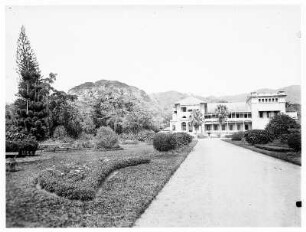 Port of Spain (Trinidad und Tobago). Britisches Gouvernementsgebäude in einer Parkanlage