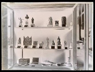 Vitrine mit Kleinskulpturen, Ausstellung