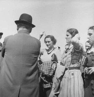 Dresden. Maifeier 1937. Mitarbeiter und Mitarbeiterinnen der Sächsichen Landesbildstelle am Sammelpunkt zur Kundgebung