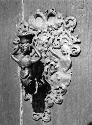 Türbeschlag mit Frauenfigur : Türbeschlag mit Frauenfigur. Eisen. Dinkelsbühl, Stadtpfarrkirche Sankt Georg, Marktportal, Tür
