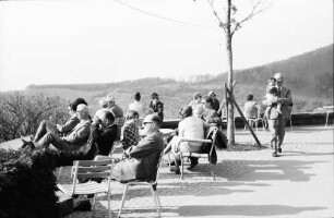 Badenweiler: sonnende Kurgäste auf der "Kaffeemühle"