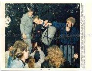 Exodus of East Germany Prag 1989 - DDR-Flüchtlinge erklimmen mit Leitern den Zaun zum Garten der BRD-Botschaft in Prag, 2. Flüchtlingswelle November 1989