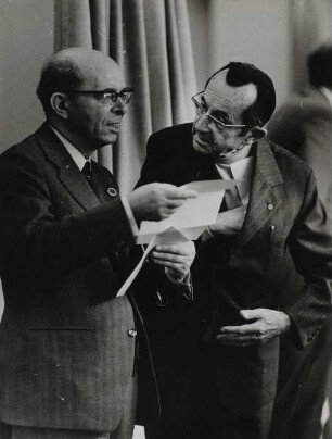 Bruno Apitz und Alexander Abusch : VII. Schriftstellerkongress der DDR vom 14.11.-16.11.1973 in Berlin