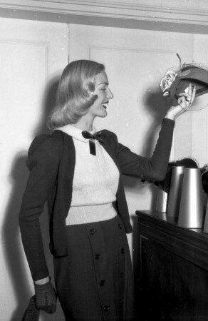 Freiburg: Theaterrestaurant; Wollkleid von Ackermann mit hellblauem Pullover; Modell Suzanne