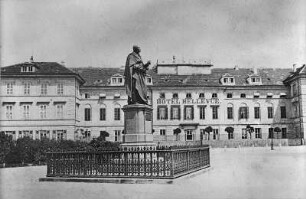 Dresden, Theaterplatz, Hotel Bellevue mit Denkmal Carl Maria von Webers