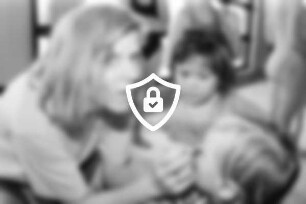 Freizeitbad "badlantic": Reeshoop: Familientag: [Name maskiert] beim Schminken der Gesichter von Kleinkindern: 21. März 1999