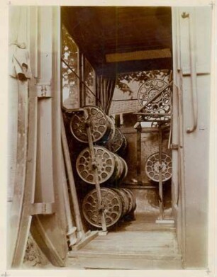 Foto der Kabel im hinteren Wagenabteil des als Bauwagen genutzten Omnibusses der Firma Benz