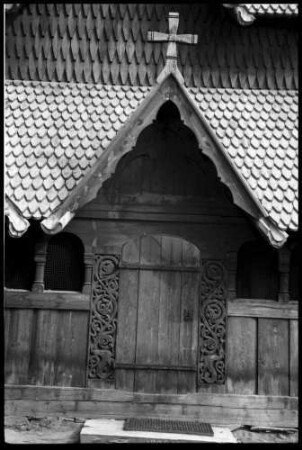 Heddal: geschnitztes Portal der Heddal Stabkirche