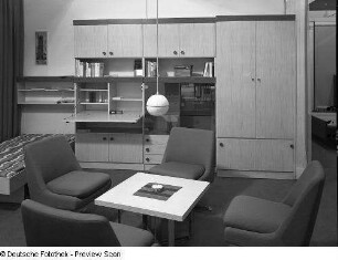 Anbauwand : Wohnzimmermöbel. Anbauwand (1974; VEB Möbelkombinat Wi-We-Na). Ansicht mit Sitzgruppe und Couchtisch