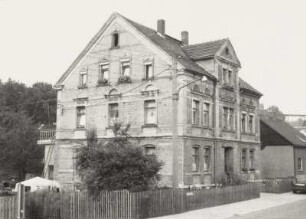 Markersbach (Kreis Schwarzenberg), Wohnhaus, Annaberger Straße 26, Straßenansicht mit Einfriedung