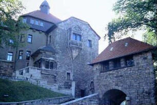 Schloss: Innenhofdetail mit Eingangstor und Treppe