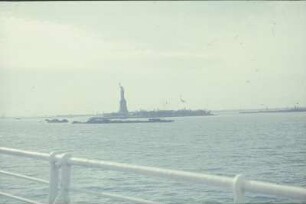 Reisefotos USA. New York. Blick vom Schiff zur Freiheitsstatue (Statue of Liberty)