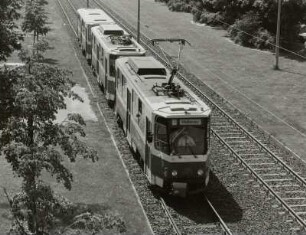 Zweigleisige Straßenbahnstrecke in Seitenlage mit Dreiwagenzug (Tw + Tw + Bw) der Linie 7 nach Hellerau. Blick von der Fußgängerbrücke : Dresden-Neustadt, Albertstraße. Zweigleisige Straßenbahnstrecke in Seitenlage mit Dreiwagenzug (Tw + Tw + Bw) der Linie 7 nach Hellerau. Blick von der Fußgängerbrücke