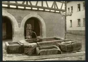 Rathaus. Laufbrunnen, 1581. Drei Röhren