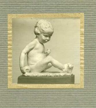 Sitzender Knabe (Originalmodell) : Sitzender Knabe (Originalmodell). Gips; 27 x 25 cm (wohl um 1915; C. Brose)