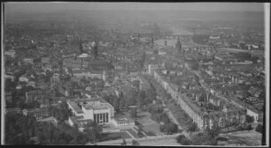 Dresden. Blick über das Hygiene-Museum und Stadtzentrum nach Nordwest. Luftbild-Schrägaufnahme