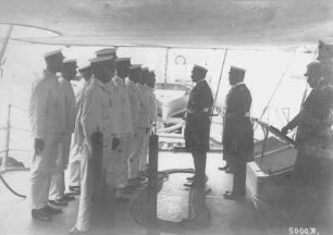 Kaiser Wilhelm II. und Begleitung vor der Front angetretener Matrosen : Seiner Majestät Schiff "Hansa" vor Balholm (Norwegen). Kaiser Wilhelm II. und Begleitung vor der Front angetretener Matrosen