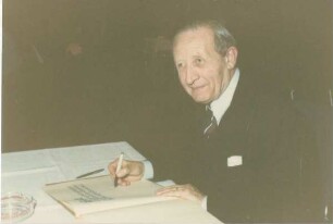 Verleihung der Ehrenbürgerschaft an Dr. Meyers, Bürgermeister der Partnerstadt Hasselt,. Dr. Meyers mit dem Goldenen Buch der Stadt Detmold. Detmold, Rathaus
