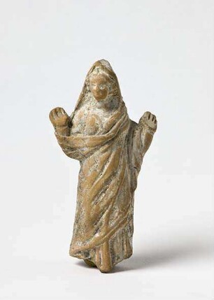 Pergamenische Terrakotte: Weibliche Gewandfigur mit erhobenen Armen (Adorantin)