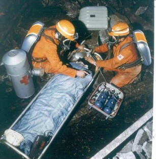 Lübeck. Drägerwerk AG & Co. KGaA. Atemschutz-und Beatmungsgerät im Einsatz unter Tage