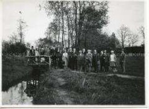 Gruppe von Männern und Frauen auf einem Ausflug im Wald