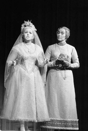 Szenenbilder aus "Leonce und Lena", Kammeroper von Kurt Schwaen nach dem Lustspiel von Georg Büchner. Staatsoper Berlin im Apollo-Saal, Uraufführung 15.10.1961