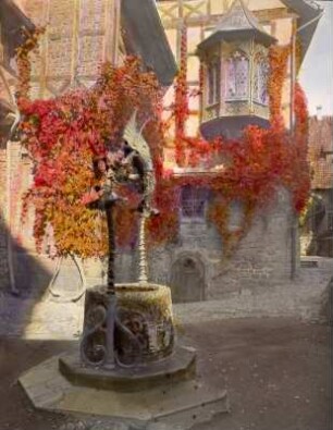 Eisenach, Wartburg. Ziehbrunnen (Drachenbrunnen, 1896) im ersten Burghof vor der Vogtei mit "Nürnberger Erker" (1872)