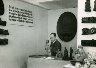 Holzbildhauer Lenhard bei der Arbeit